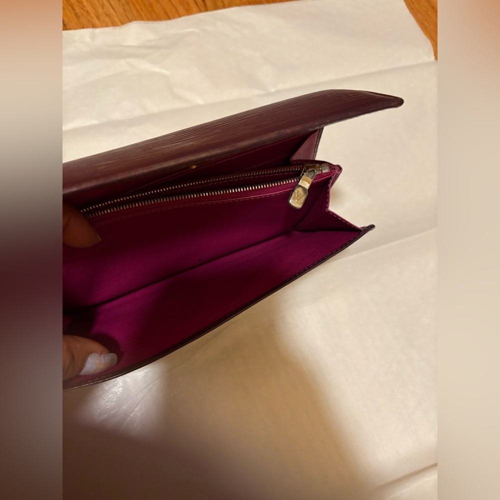 Louis Vuitton EPI Leather Wallet PRE- OWNED - Picture 4 of 6